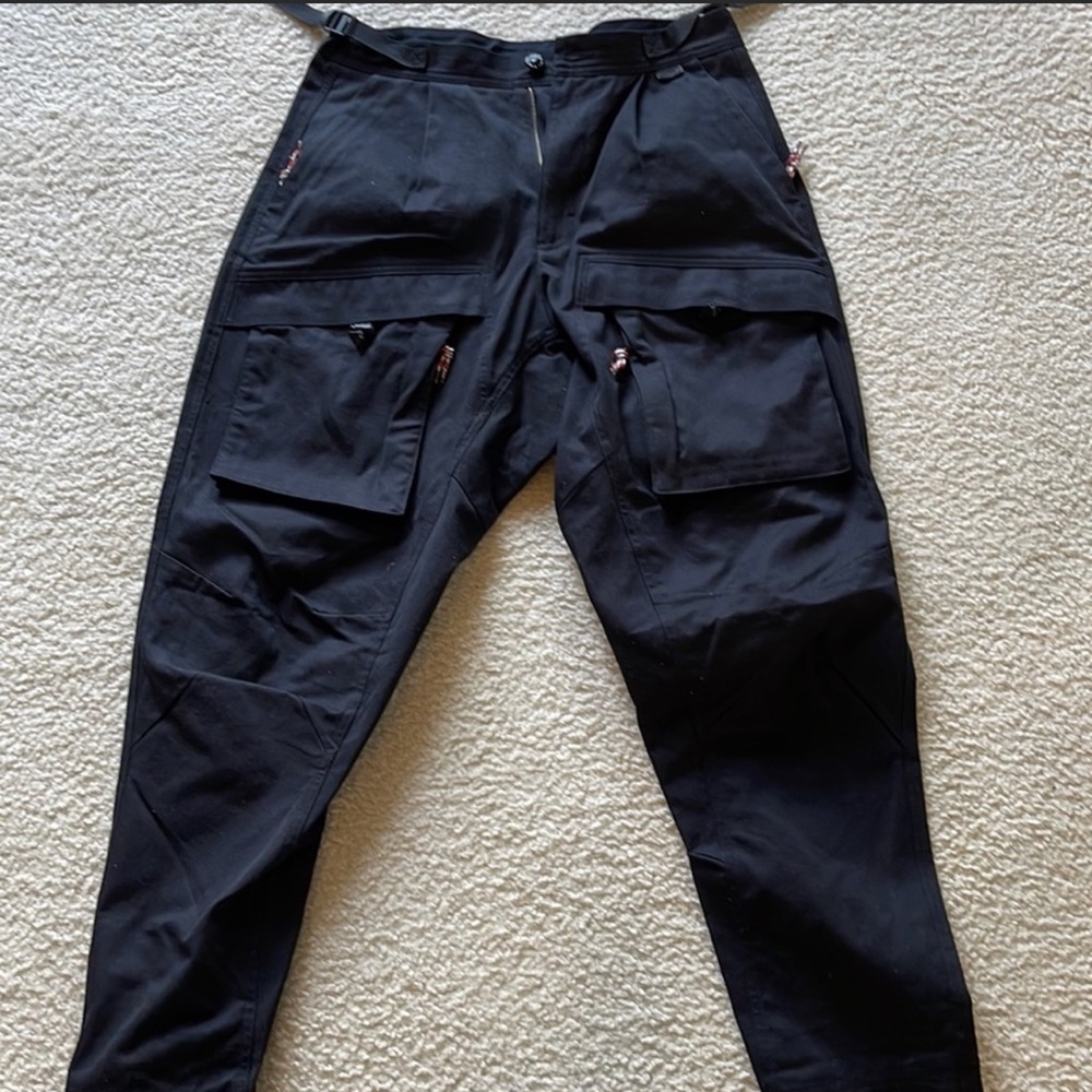 Burberry drop-crotch combat pants-black. Waist 30; Inseam 31-32.